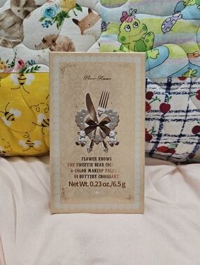 Flower Knows Sweetie Bear Eyeshadow Palette 01 Buttery Croissant 6 Color